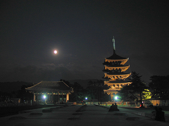 Full moon at Kofukuji temple