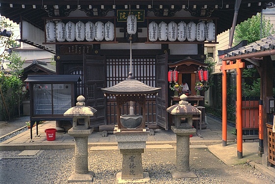 Unrin-in Temple Lanterns