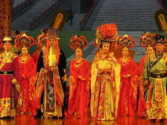 Yang Guifei and Xuanzong portrayed at a dinner show in Xian