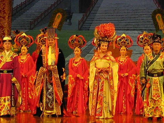 Yang Guifei and Xuanzong portrayed at a dinner show in Xian